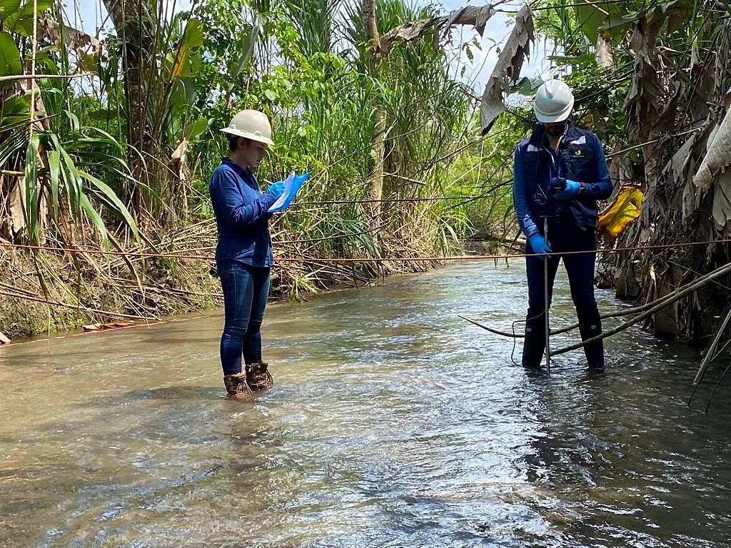 Dos técnicos de Vivambiental miden y toman muestras en una quebrada