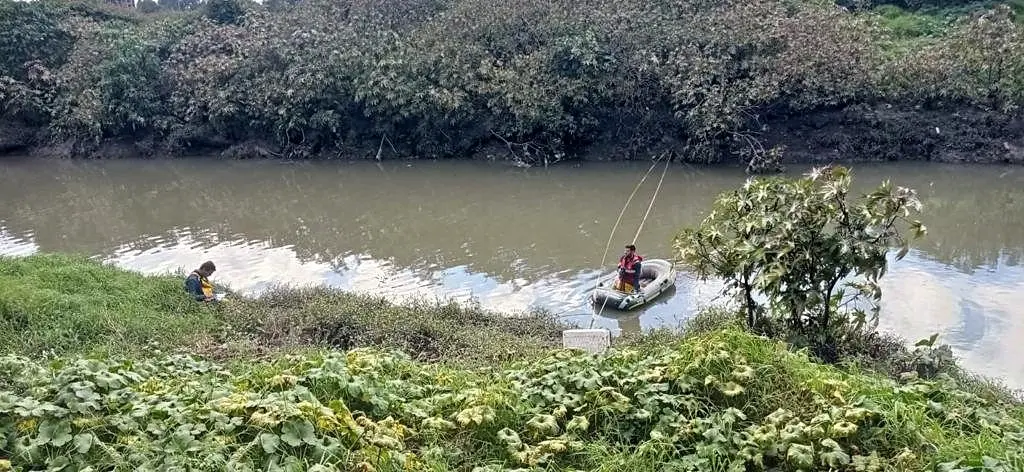 Muestreo desde bote en un río de caudal ancho
