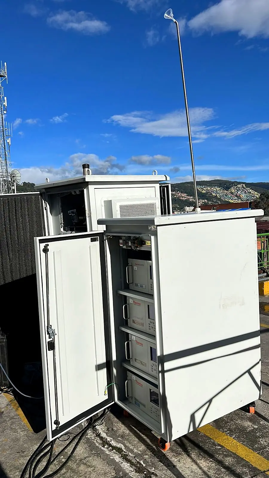 Shelter de analizadores de calidad del aire con torre meteorológica
