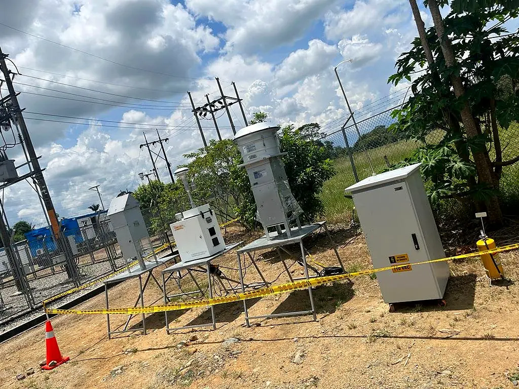 Estación de calidad del aire con muestreadores y shelter climatizado