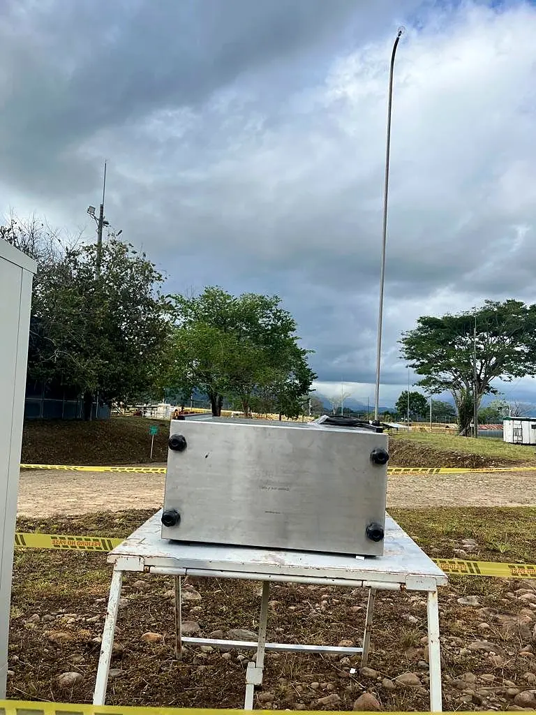 Muestreador de material particulado instalado en campo