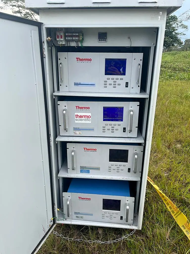 Analizadores automáticos Thermo dentro de un shelter en campo