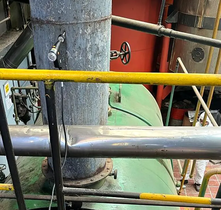 Analizador Testo conectado a la chimenea de una caldera