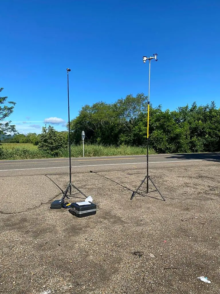 Sonómetro y estación meteorológica instalados junto a una vía
