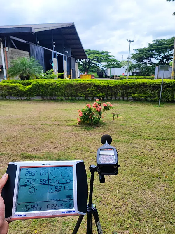 Pantalla de la estación meteorológica junto al sonómetro durante una medición